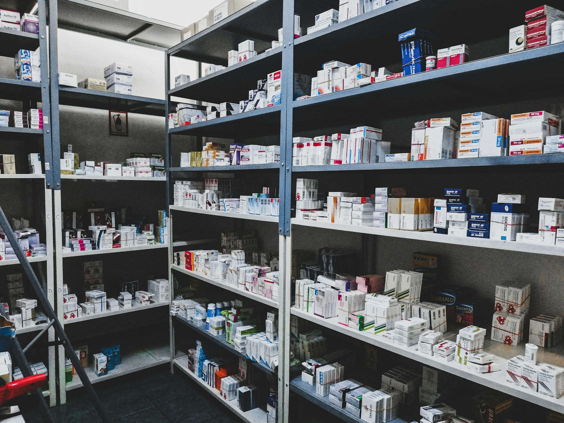 Regale in einer modernen Apotheke als Symbol für operative Apothekenprozesse